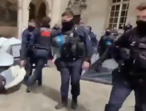 Fransız polisinden Sorbonne öğrencilerine orantısız şiddet