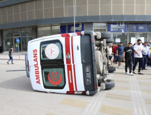 Hatay’da hafif ticari araç ile ambulans çarpıştı