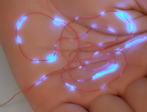 Çinli araştırmacılar, elektriksiz ışık yayan akıllı fiber geliştirdi