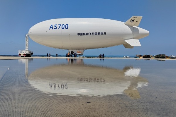 Çin’in “insanlı hava gemisi” ilk uçuşunu yaptı