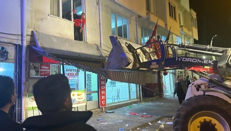 O parti binasının balkonu çöktü: 18 yaralı