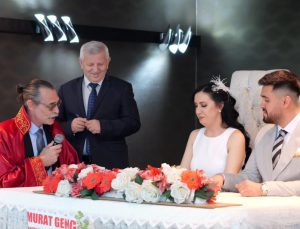 Erdal Beşikçioğlu belediye başkanı olarak ilk nikahını kıydı