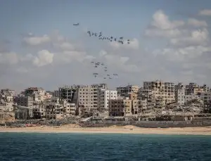 Gazze’ye havadan bırakılan yardımların paraşütleri açılmadı: Çok sayıda ölü ve yaralı var