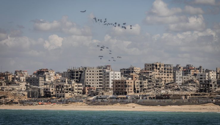 Gazze’deki yüzer iskele devre dışı, havadan yardımlara da ara verildi