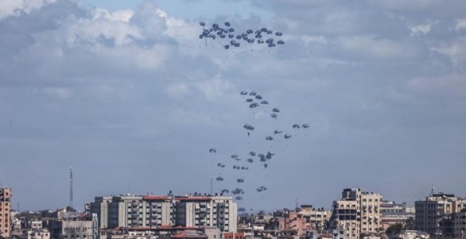 İsrail destekçisi ABD, Gazze’ye insani yardımı havadan attı