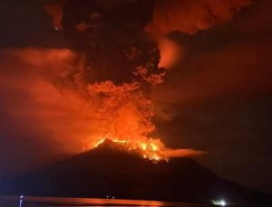 Endonezya’da yanardağ patlaması: Acil durum ilan edildi