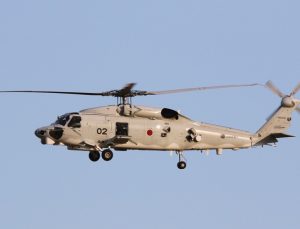 Japonya donanmasından 2 helikopter suya düştü