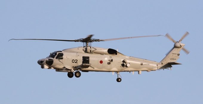 Japonya donanmasından 2 helikopter suya düştü
