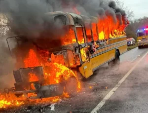 NJ’de okul otobüsü cayır cayır yandı