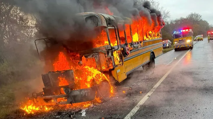 NJ’de okul otobüsü cayır cayır yandı