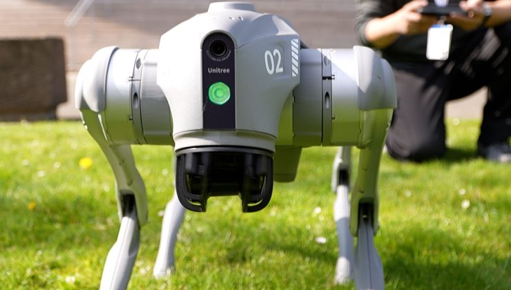 Yapay zekâlı robot köpek, Hannover Fuarı’nın gözdesi oldu