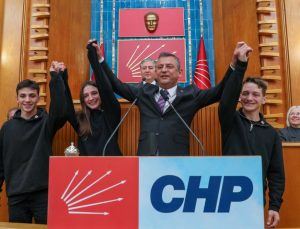 Özgür Özel üçüz kardeşlere CHP rozeti taktı