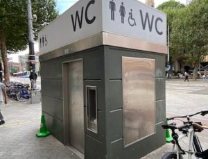 Amsterdam’daki tuvalet savaşını kadınlar kazandı