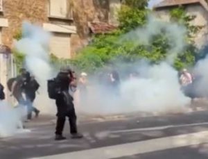 Fransa’da polis çevrecilere müdahale etti