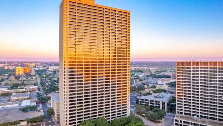Teksas’ın en yüksek binası sudan ucuza satıldı