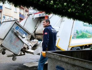 Giresun Belediye Başkanı Köse, 1 Mayıs’ta temizlik işçileriyle çöp topladı