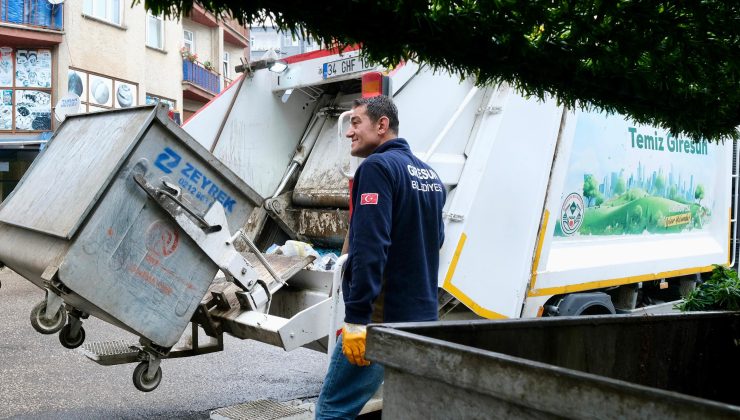 Giresun Belediye Başkanı Köse, 1 Mayıs’ta temizlik işçileriyle çöp topladı