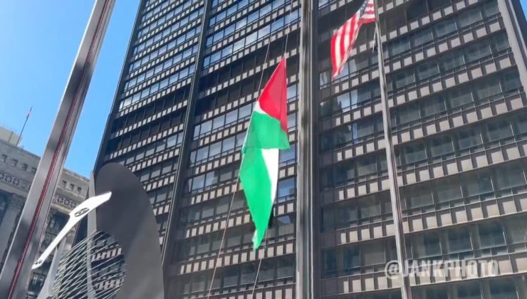 Chicago’da dev Filistin bayrağı göndere çekildi