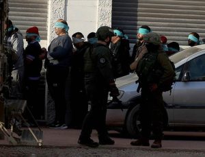 İsrail askerleri, Batı Şeria’daki baskınlarda en az 25 Filistinliyi gözaltına aldı