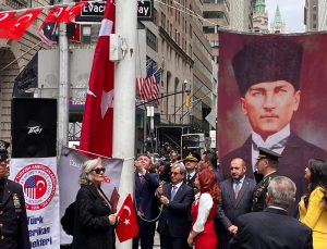Türk bayrağı New York semalarında