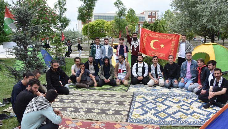 Bilecik’te üniversite öğrencileri Filistinlilere destek için oturma eyleminde