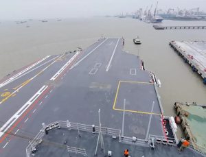 Çin’in en büyük uçak gemisi denize açılıyor