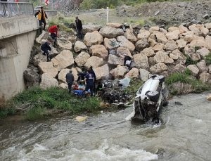 Erzincan’da dereye devrilen otomobildeki 1 kişi öldü, 1 kişi yaralandı