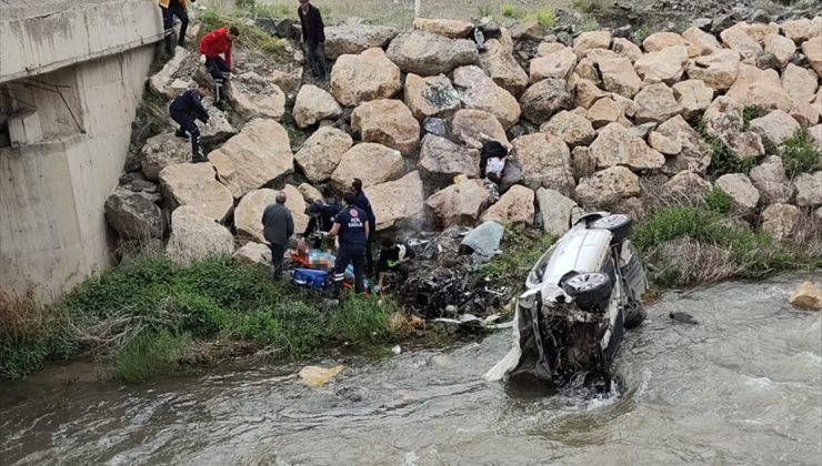 Erzincan’da dereye devrilen otomobildeki 1 kişi öldü, 1 kişi yaralandı