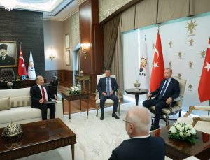 Özel ve Erdoğan görüşmesinde boş koltuk dikkati çekti