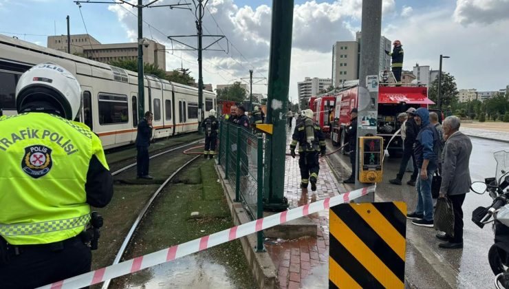 Gaziantep’te yangın: Tramvayın üzerine yıldırım düştü