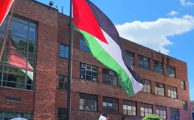 Öğrenciler George Washington Üniversitesi’ne dev Filistin bayrağı dikti