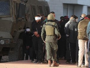 İsrail askerleri, Batı Şeria’daki baskınlarda 14 Filistinliyi gözaltına aldı