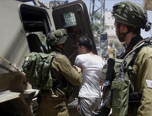 İsrail ordusu, Batı Şeria’daki baskınlarda 26 Filistinliyi gözaltına aldı