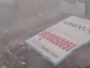 Hindistan’da reklam panosu faciası: 8 ölü, 59 yaralı