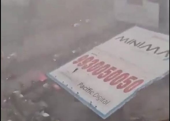 Hindistan’da reklam panosu faciası: 8 ölü, 59 yaralı
