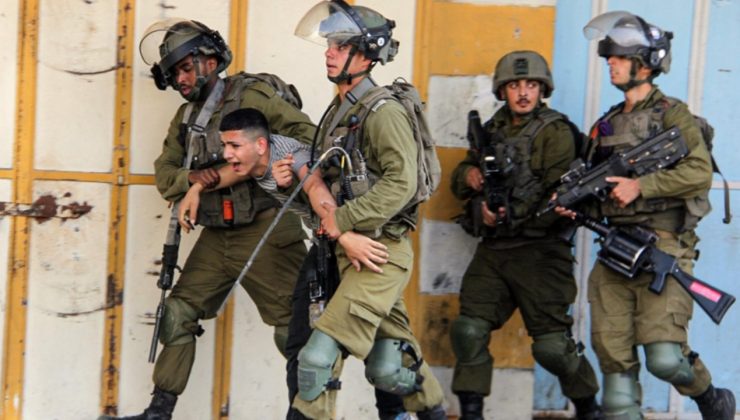 İsrail askerleri, Batı Şeria’daki baskınlarda en az 18 Filistinliyi gözaltına aldı