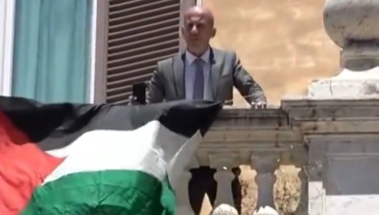 İtalyan siyasetçiden Filistin eylemi: Pencereden atlayıp bayrak astı