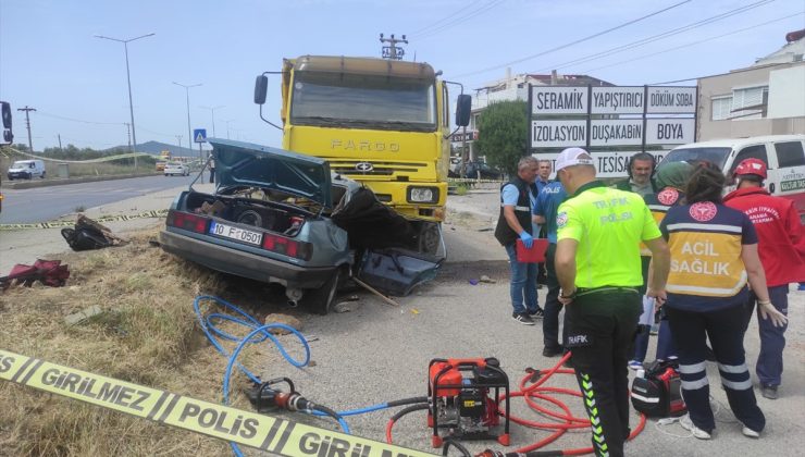 Balıkesir’de sürücüsü köpeğe vurmamak için manevra yapan otomobilin kamyona çarptığı kazada 3 kişi öldü