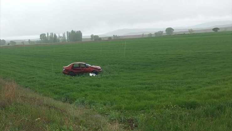 Sivas’ta devrilen otomobildeki 2 kişi öldü, 5 kişi yaralandı