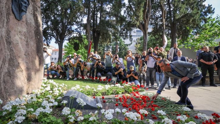 Özel, Anneler Günü’nde Zübeyde Hanım’ın mezarını ziyaret etti