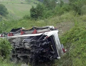 Pakistan’da yolcu otobüsü vadiye düştü: En az 28 ölü