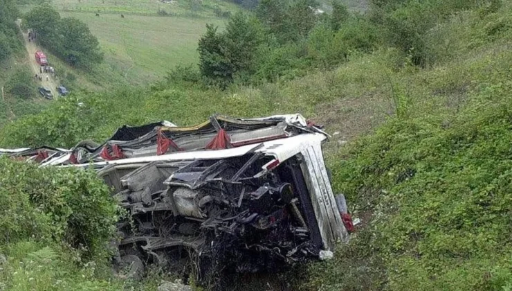 Pakistan’da yolcu otobüsü vadiye düştü: En az 28 ölü