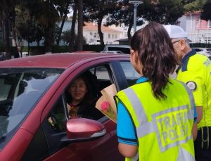 Germencik’te öğrenciler yol uygulamasına katıldı, sürücülere karanfil dağıttı