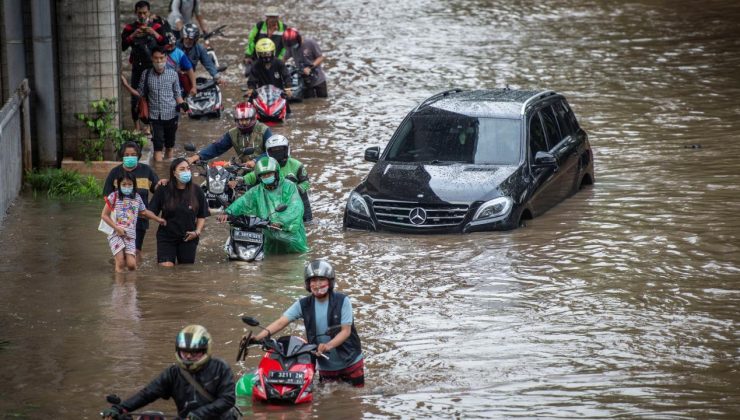Endonezya’da sel ve toprak kayması felaketinde 15 kişi hayatını kaybetti
