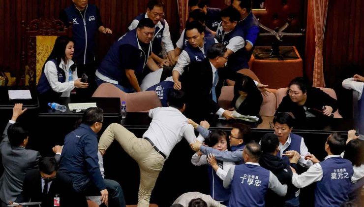 Tayvan meclisi birbirine girdi: Milletvekili belgeleri alıp kaçtı