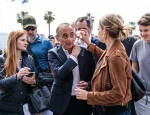 Fransa’da aşırı sağcı parti lideri Zemmour’a yumurta saldırısı