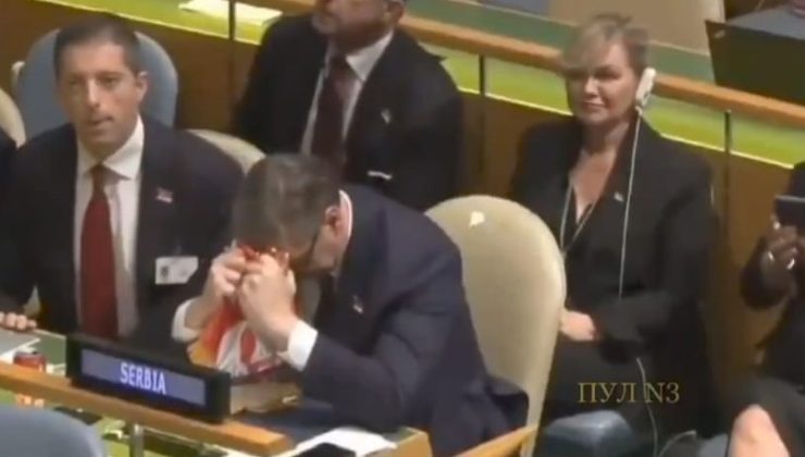 Sırbistan Cumhurbaşkanı bayrağa sarılıp ağladı