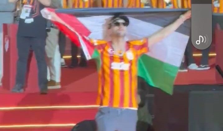 Galatasaray’da Hakim Ziyech şampiyonluk kutlamasına Filistin bayrağıyla çıktı