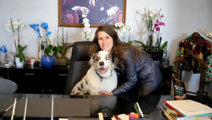 Çeşme Belediye Başkanı Lal Denizli makam koltuğuna köpeğini oturttu