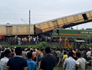 Hindistan’da korkutan tren kazası: 8 kişi hayatını kaybetti